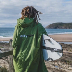 Advance Long Sleeve Change Robe 7 Advance Long Sleeve Change Robe -Diving Gear Shop 202120Dryrobe20Advance20Long20Sleeve20Premium20Outdoor20Change20Robe202020Poncho20DR10420 20Forest20Green2020Black20worn20lifestyle.2000x2000