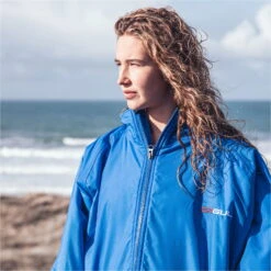 Gul Evorobe Changing Robe -Diving Gear Shop 32266 202320GUL20Evorobe20Hooded20Changing20Robe20AC012820 20Blue20Lifestyle201.2000x2000