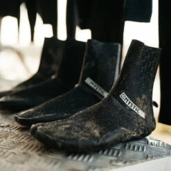 Mystic Majestic 3mm Neoprene Split Toe Boots 9 Mystic Majestic 3mm Neoprene Split Toe Boots -Diving Gear Shop 34026 202220Mystic20Majestic205mm20Split20Toe20Boots2020003420 20Black20Lifestyle204.2000x2000