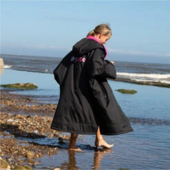 Advance Junior Short Sleeve Change Robe V3 -Diving Gear Shop 35744 202320Dryrobe20Advance20Junior20Short20Sleeve20Premium20Outdoor20Changing20Robe20V320DR10020 20Black20Pink20a1.2000x2000