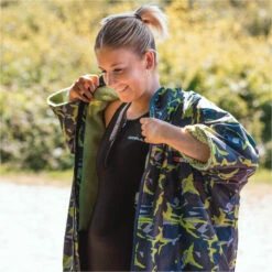 Gul Evorobe Hooded Changing Robe -Diving Gear Shop 37374 202220GUL20Evorobe20Hooded20Changing20Robe20AC0128 B620 20Camo20Lifestyle201.2000x2000