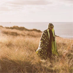 Gul Evorobe Hooded Changing Robe -Diving Gear Shop 37374 202320GUL20Evorobe20Hooded20Changing20Robe20AC012820 20Camo20Black20Lifestyle201.2000x2000