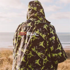 Gul Evorobe Hooded Changing Robe -Diving Gear Shop 37374 202320GUL20Evorobe20Hooded20Changing20Robe20AC012820 20Camo20Black20Lifestyle203.2000x2000