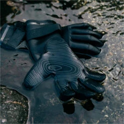 Mystic Roam 3mm Precurved Gloves -Diving Gear Shop 42051 202320Mystic20Roam203mm20Precurved20Gloves2035015.23002720 20Black20Lifestyle202.2000x2000