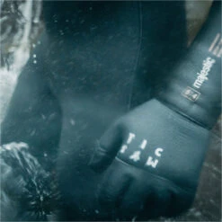 Mystic Roam 3mm Precurved Gloves -Diving Gear Shop 42051 202320Mystic20Roam203mm20Precurved20Gloves2035015.23002720 20Black20Lifestyle204.2000x2000