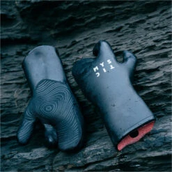 Mystic Supreme 5mm Lobster Gloves -Diving Gear Shop 42054 202220Mystic20Supreme205mm20Lobster20Gloves2035015.23002520 20Black20Lifestyle201.2000x2000