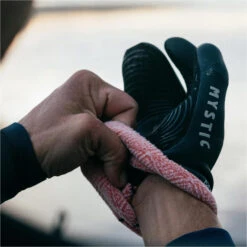 Mystic Supreme 5mm Lobster Gloves -Diving Gear Shop 42054 202220Mystic20Supreme205mm20Lobster20Gloves2035015.23002520 20Black20Lifestyle202.2000x2000