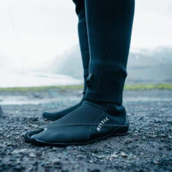 Mystic Roam 3mm Split Toe Wetsuit Socks 9 Mystic Roam 3mm Split Toe Wetsuit Socks -Diving Gear Shop 43067 202320Mystic20Roam203mm20Split20Toe20Wetsuit20Socks2035015.230032220 20Black20Lifestyle203.2000x2000