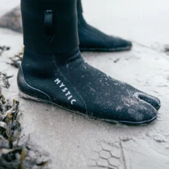 Mystic Roam 3mm Split Toe Wetsuit Socks 8 Mystic Roam 3mm Split Toe Wetsuit Socks -Diving Gear Shop 43067 202320Mystic20Roam203mm20Split20Toe20Wetsuit20Socks2035015.230032220 20Black20Lifestyle204.2000x2000