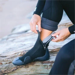 Legend 5mm Zipped Round Toe Boots -Diving Gear Shop 44222 202320C Skins20Mens20Legend205mm20GBS20Zipped20Round20Toe20Boots20C BOLERTZ20 20Black20Charcoal20Lifestyle201.2000x2000