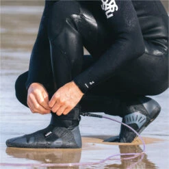 Session 5mm Round Toe Boots -Diving Gear Shop 44224 202320C Skins20Mens20Session205mm20GBS20Round20Toe20Boots20C BOSE5RT20 20Black20Charcoal20Lifestyle201.2000x2000