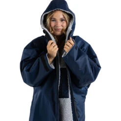 Advance Long Sleeve Change Robe V3 14 Advance Long Sleeve Change Robe V3 -Diving Gear Shop 44394 202320Dryrobe20Advance20Long20Sleeve20Changing20Robe20Poncho20DALSV320 20Navy20Blue2020Grey20front202.2000x2000