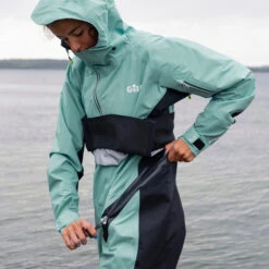 GILL Womens Verso Drysuit -Diving Gear Shop 45409 202320Gill20Womens20Verso20Drysuit204805W20 20Marine20Blue20Lifestyle2033.2000x2000