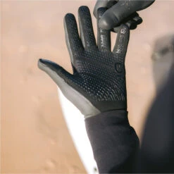 Session 3mm Neoprene Wetsuit Gloves -Diving Gear Shop 45730 202320C Skins20Session203mm20Neoprene20Wetsuit20Gloves20C GLSE320 20Black20Lifestyle.2000x2000