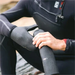 Wired+ 7mm Neoprene Wetsuit Mittens 7 Wired+ 7mm Neoprene Wetsuit Mittens -Diving Gear Shop 45758 202320C Skins20Wired207mm20Neoprene20Wetsuit20Mittens20C GLWIP720 20Black20Lifestyle.2000x2000